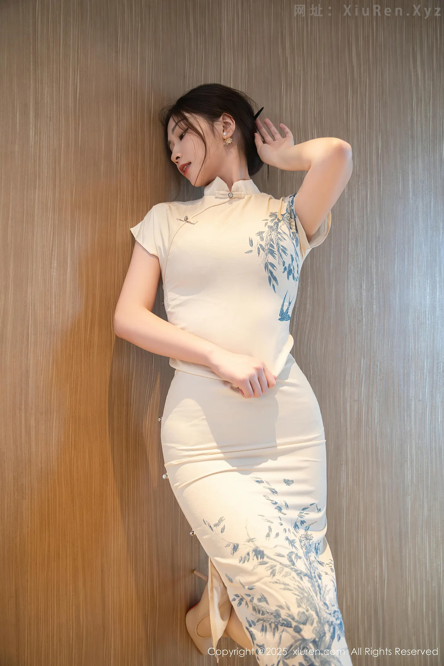 图片[5]-[XiuRen秀人网]VOL.10605 模特刘婷婷性感浅色旗袍露红色内衣配开档肉丝秀美腿诱惑写真72P-秀人网官方网站